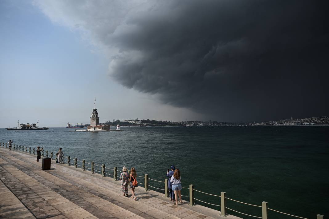 İstanbul'da sağanak hayatı felç etti! Araçlar sular altında kaldı 4